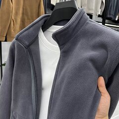 ベルベットはカーディガンのジッパーを厚くして、ベルベットの男のフリースをつかむ
