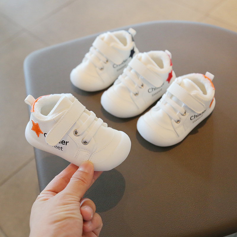 Nuevos zapatos de invierno para niños pequeños, dos zapatos de bebé de algodón para niños, zapatos de algodón cómodos de suela suave, zapatos blancos ligeros y cálidos de cuero