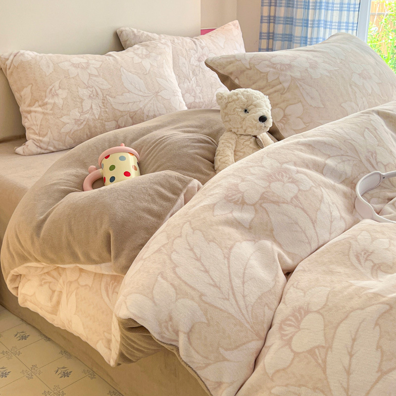 Cama de dibujos animados de leche de seda de cuatro piezas 2026 nueva sábanas de seda de coral de otoño y invierno cubierta de colcha de cama de tres piezas