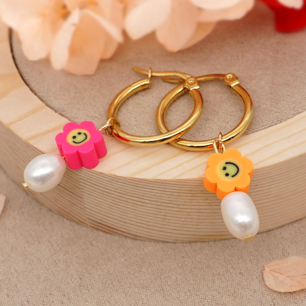 Grandes Boucles D&#39;oreilles En Acier Inoxydable Avec Perle De Visage Souriant Arc-en-ciel display picture 12