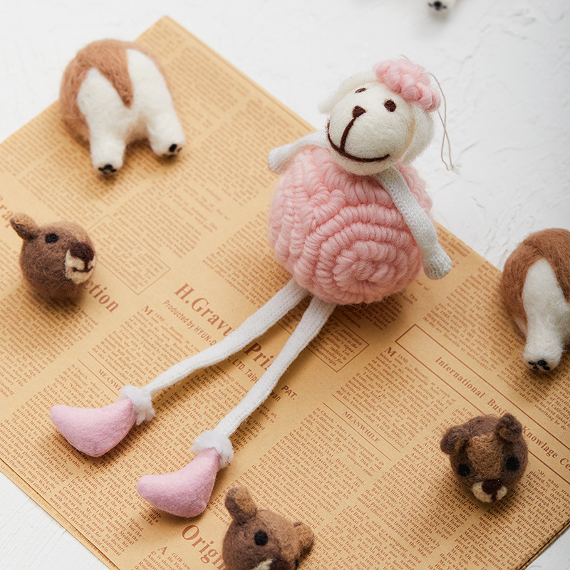 Madera de Navidad cabeza de ciervo guirnaldas accesorios de caña decoración hecha a mano fieltro de lana pequeños accesorios de decoración de ovejas joyas animales