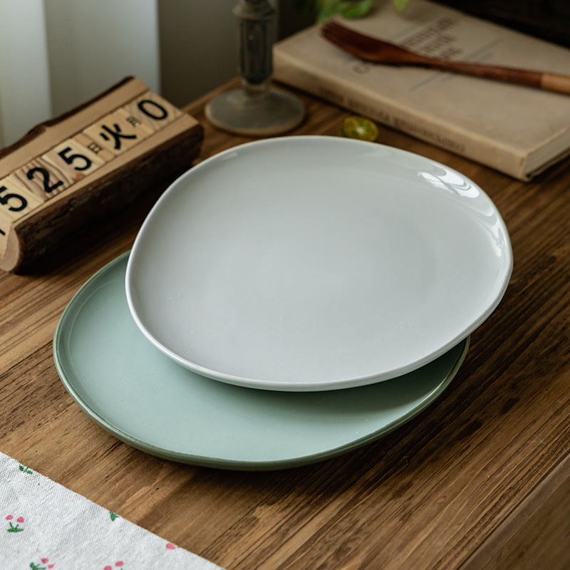 Plato de forma japonesa retro plato de cerámica irregular creativo plato de restaurante plato de pasta plato de color sólido plato de comedor mayorista