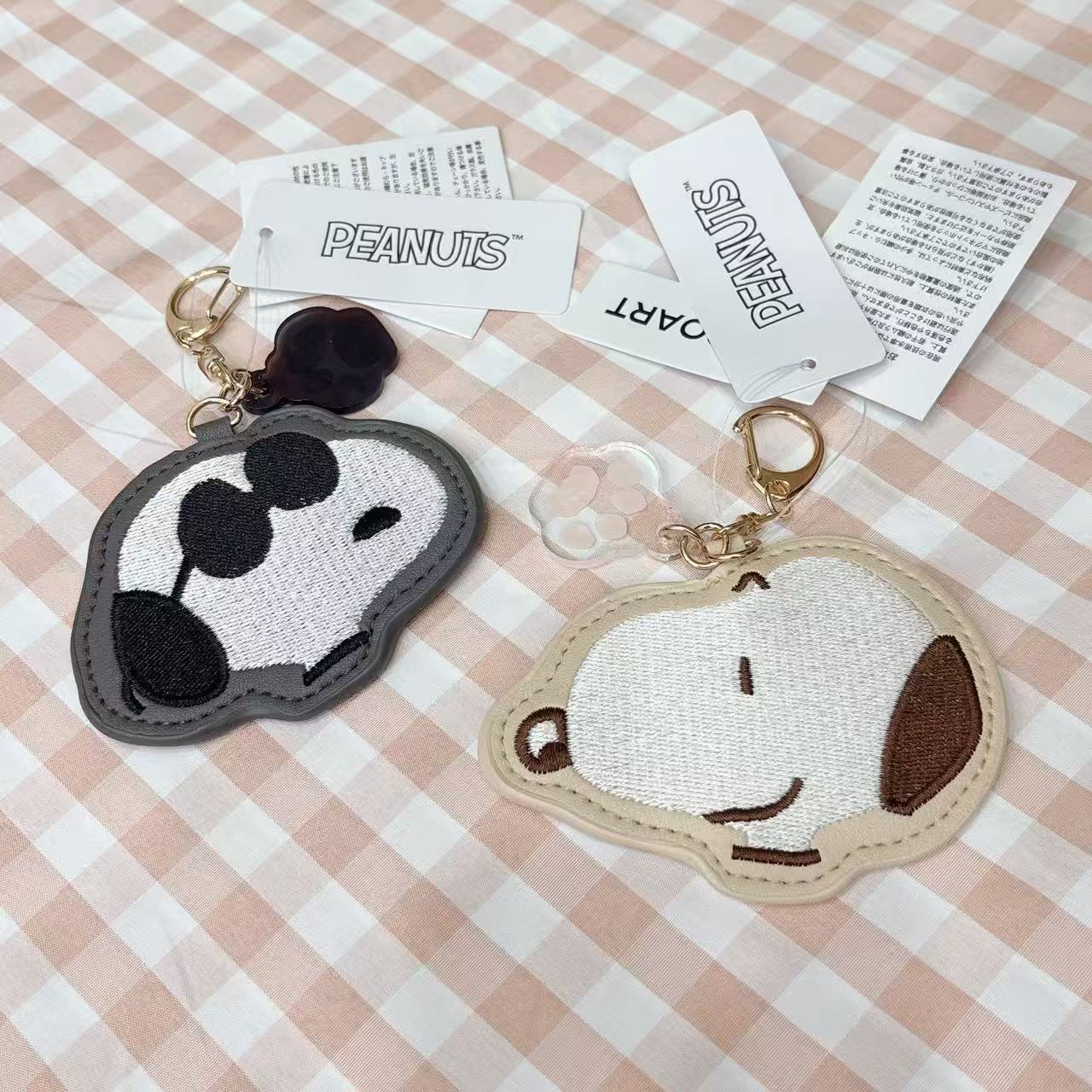 Spot japonés snoopy snoopy colgante de llavero lindo dibujo animado bordado colgante colgante de cuero PU