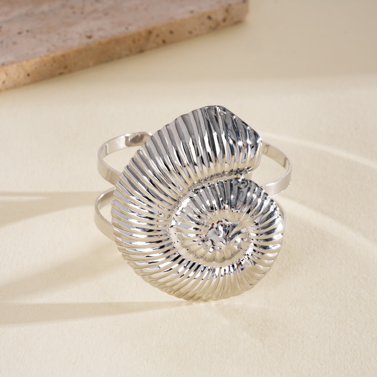 Europa y Estados Unidos metal plegado retorcido pulsera caracoles de moda transfronteriza creativa pulsera nicho alta sensación exagerada joyas image 8