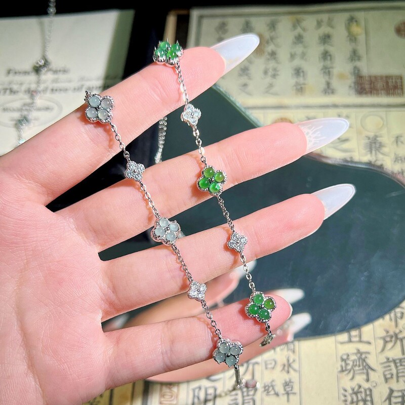 Guatemala natural A- goods jade inlaid four-leaf clover bracelet high-grade exquisite versatile hand jewelry light luxury fashion Guatemala natural A- goods jade inlaid four-leaf clover bracelet high-grade exquisite versatile hand jewelry light luxury fashion