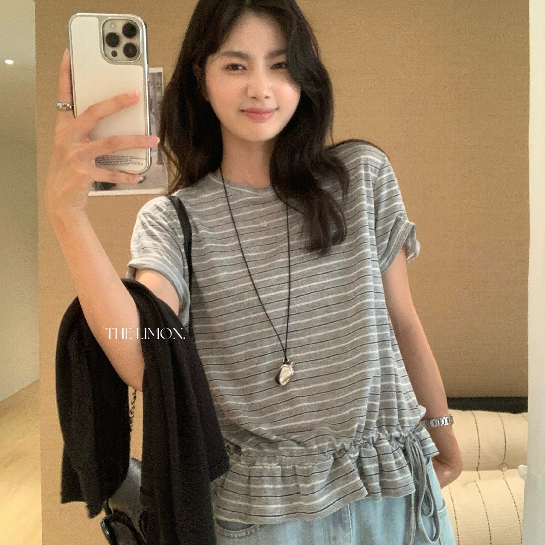 Áo thun nữ tay ngắn cổ tròn sọc kẻ phối bèo nhún, thiết kế eo rút dây thời trang — màu đen, màu trắng