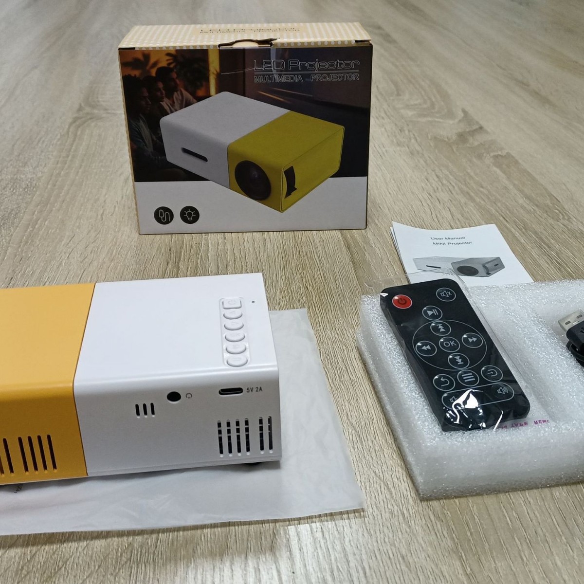 충전 헤드가 없는 노란색과 흰색 해외 버전