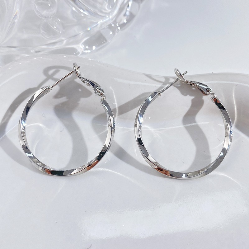 Nuevos desplazamientos de moda con pendientes de círculo grande, ligero y lujoso, temperamento femenino de alta gama, botones para los oídos, Orejeras de círculo vegetariano, agujas para los oídos