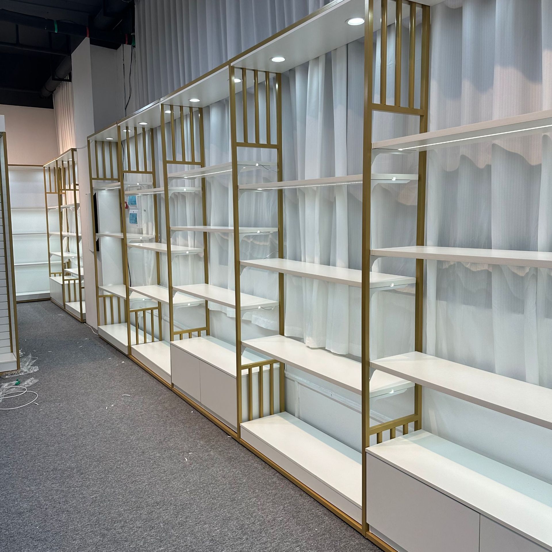 Estructura transfronteriza de acero y madera, bolsos, zapaterías, supermercados, muestras de una y dos caras, tiendas de conveniencia, salas de exhibición de juguetes, estantes personalizados