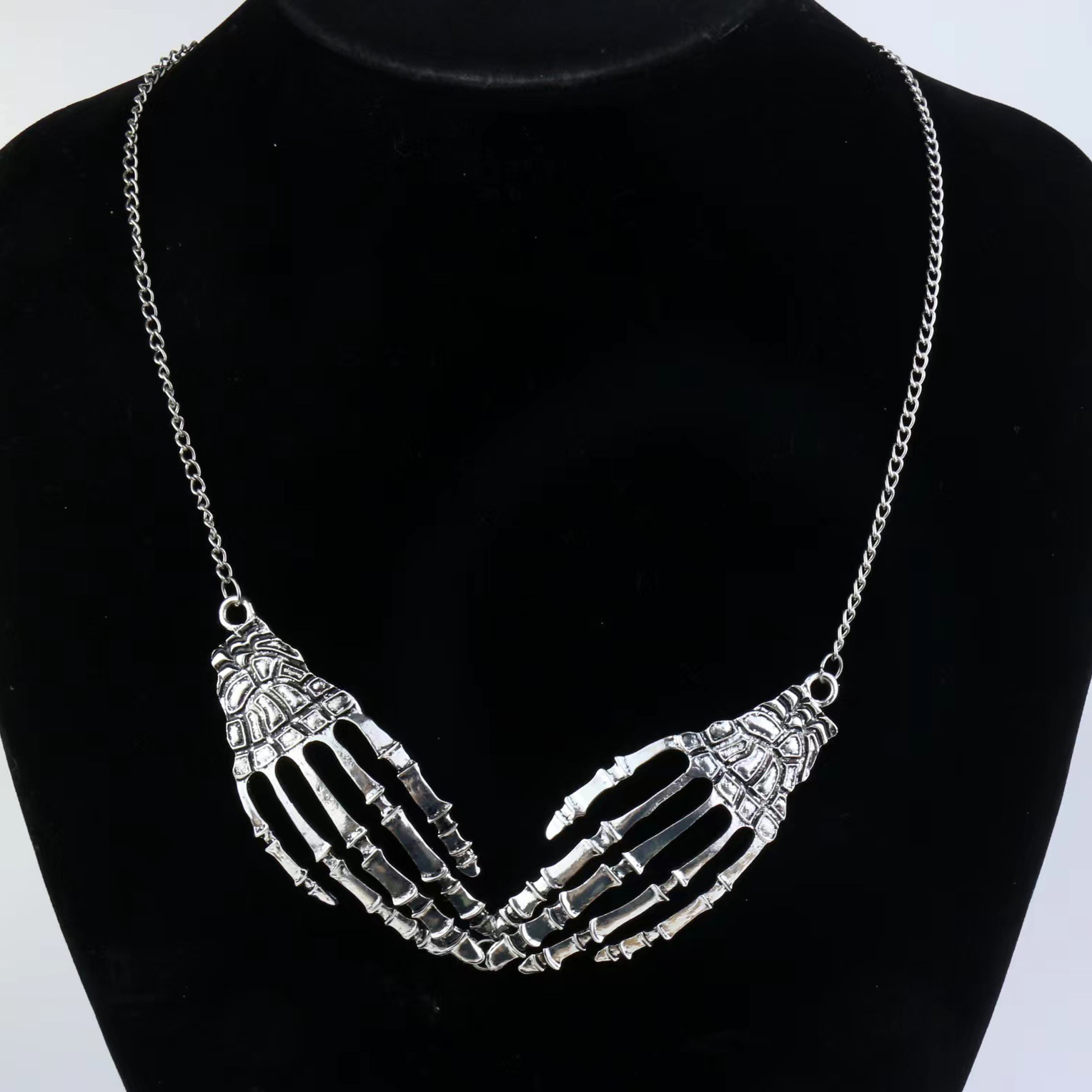 Collier halloween main squelette style gothique punk metal_voghion.com