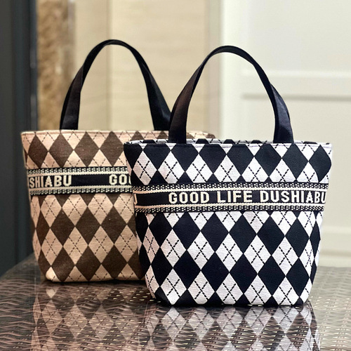 New is Korean style portable cosmetic bag, toiletry bag, cosmetic bag, women's bag, mommy bag, work lunch box bag, small tote bag