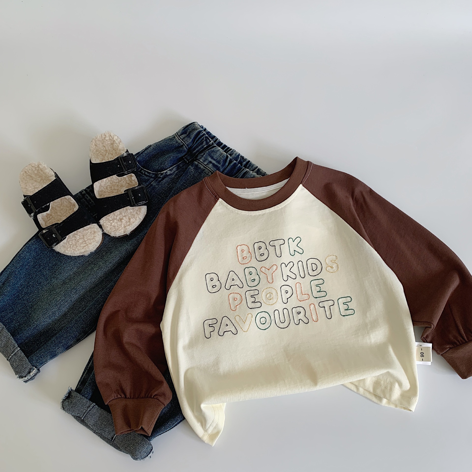 Mai Bao camiseta infantil 2025 primavera algodón nuevo ropa de niño camiseta de fondo extranjera bebés tendencia de blusa universal