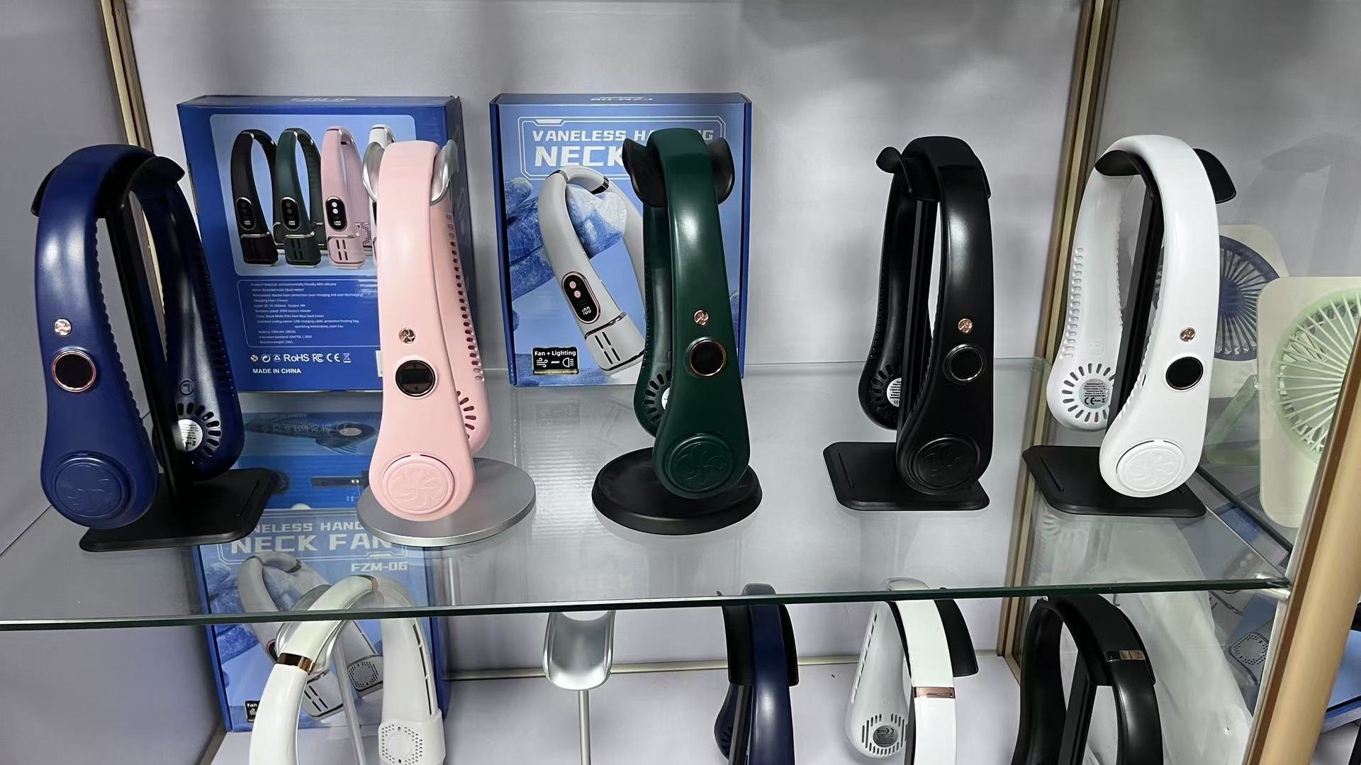 Nuevo ventilador de cuello colgante sin hojas transfronterizo usb para exteriores portátil de cinco velocidades pantalla digital estudiante mini ventilador de cuello colgante pequeño