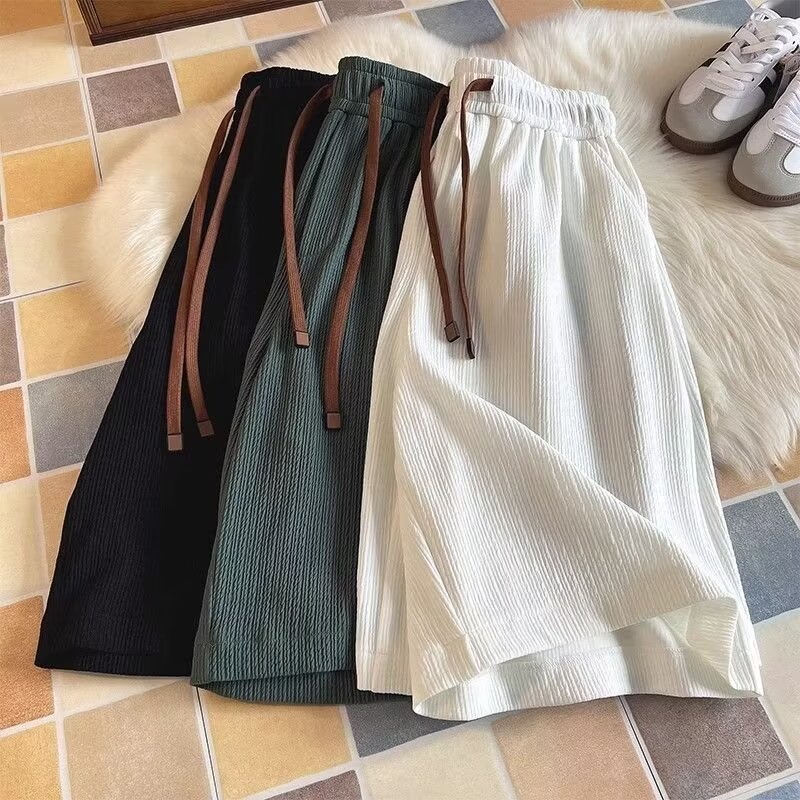 Pantalones cortos de seda de hielo de tamaño grande de textura de verano de moda para hombres. Pantalones medianos sueltos. Pantalones deportivos casuales de cinco puntos.