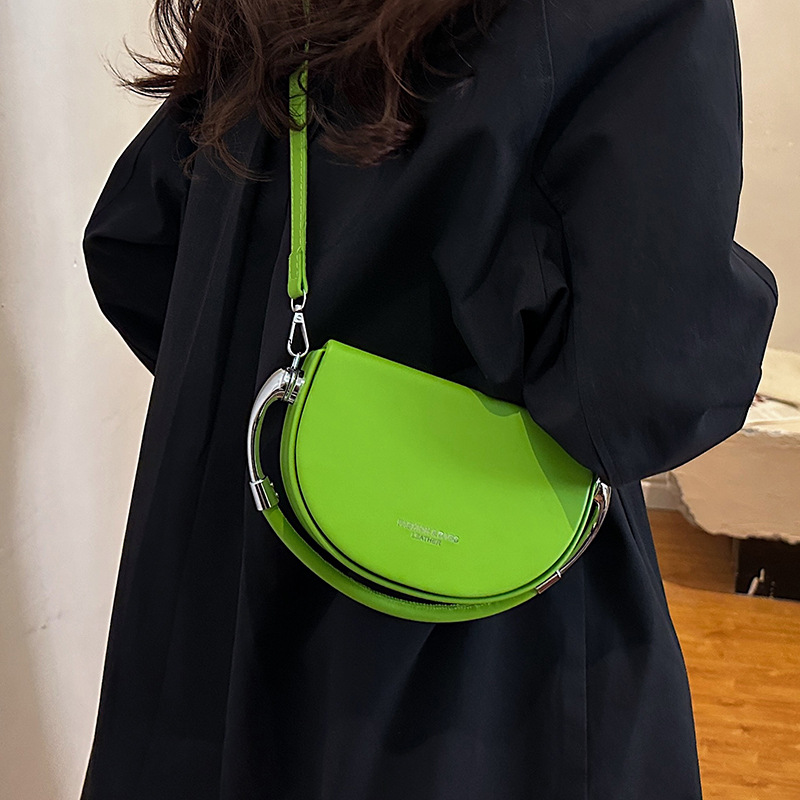 Ins bolsos pequeños populares 2024 nuevo bolso de silla de mujer de moda de moda bolso de mensajero de estilo occidental retro de alta calidad