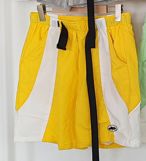 노란색 반바지