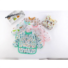 秋冬の赤ちゃんの一体のKの食事の服の子供は服を着てポケットのカバーの服を持って清新でいっぱいになって食事をして服を着て絵の服を描きます。