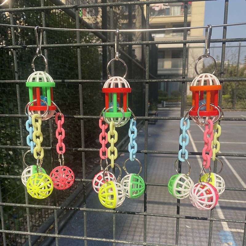 牡丹のオウムの鳥かごは鈴をかじっています。|undefined
