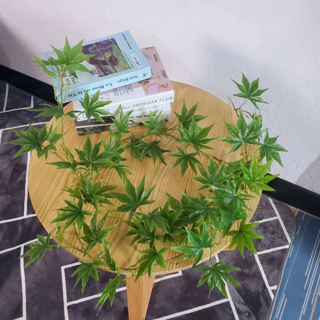 Simulación de hoja de arce verde Simulación de ratán Decoración de interiores y exteriores Tela de goma de mano Paisaje de jardín artificial Plantas verdes falsas