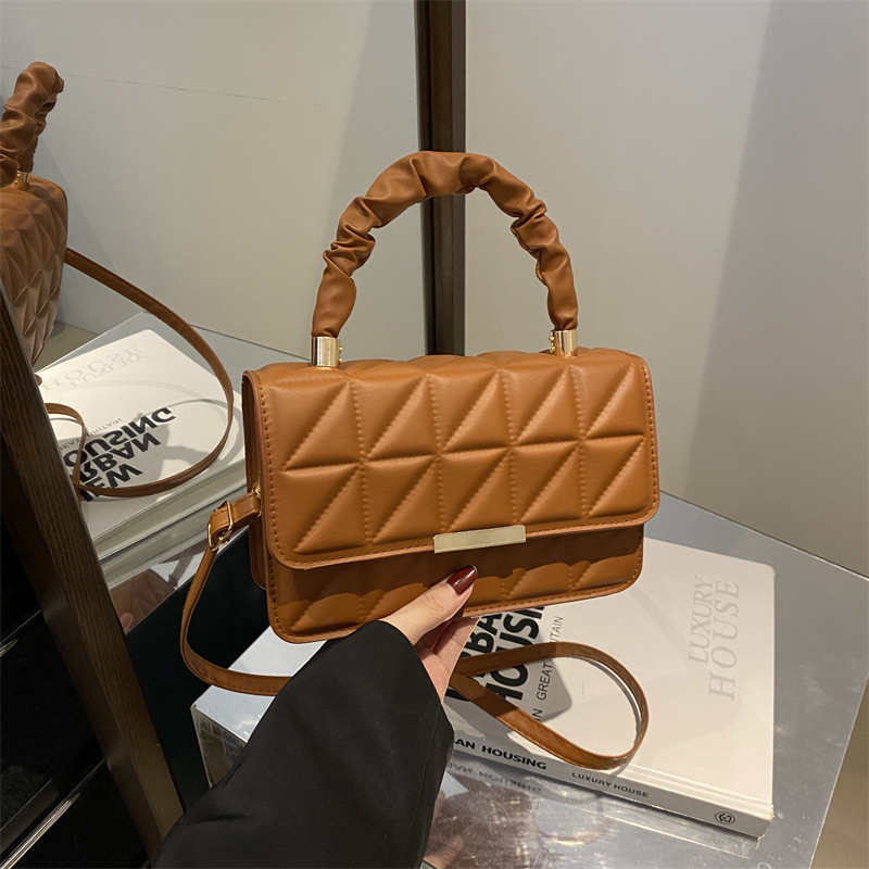 Minimalista bolso de viaje de viento 2024 engolpeado diamante otoño nuevo diseño de bolso de hombro simple estilo bolso de mochila