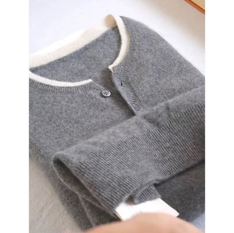 灰色のカシミヤの底のシャツの秋冬のシンプルな大衆の偽の2つの丸首の上着は高級感を身に着けてセーターを掛けます。|undefined