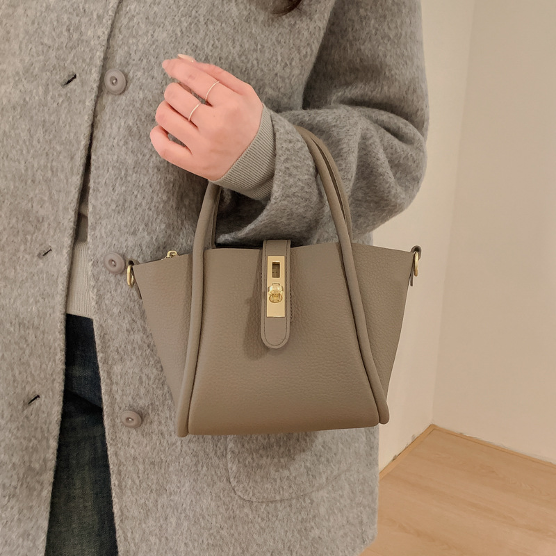 Bolsa de balde de agua de lichi estilo extranjero bolso de ocio coreano 2025 nuevo viaje de hombro mochila para mujeres