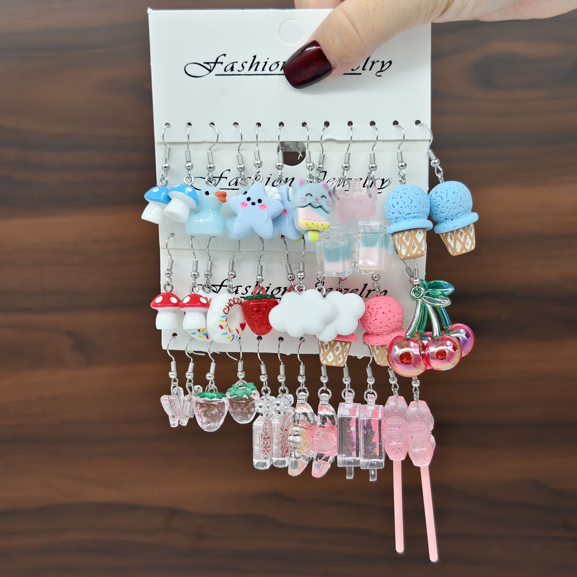 Moda transfronteriza de venta caliente de dibujos animados animales de caballo blanco resina de margarita simulación de alimentos donut auriculares multi-pieza conjunto