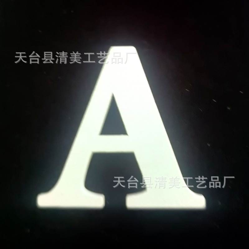 Nuevos productos transfronterizos Decoración navideña Colgante de hoja de madera Artesanía de madera Colgante pequeño Colgante de costura a cuadros negro y rojo