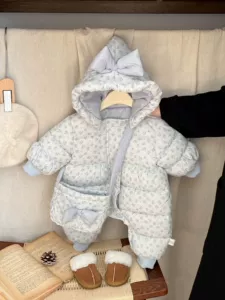 Зимний пуховый хлопковый термокомбинезон для маленьких месячных детей, новый стиль, модная утепленная верхняя одежда для новорожденных с цветочным принтом