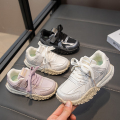 男の子と女の子向けの子供用スポーツシューズ、春と秋の新しい通気性のあるメッシュシューズ、中型および大型の子供向けの多用途のソフトソールランニングシューズ