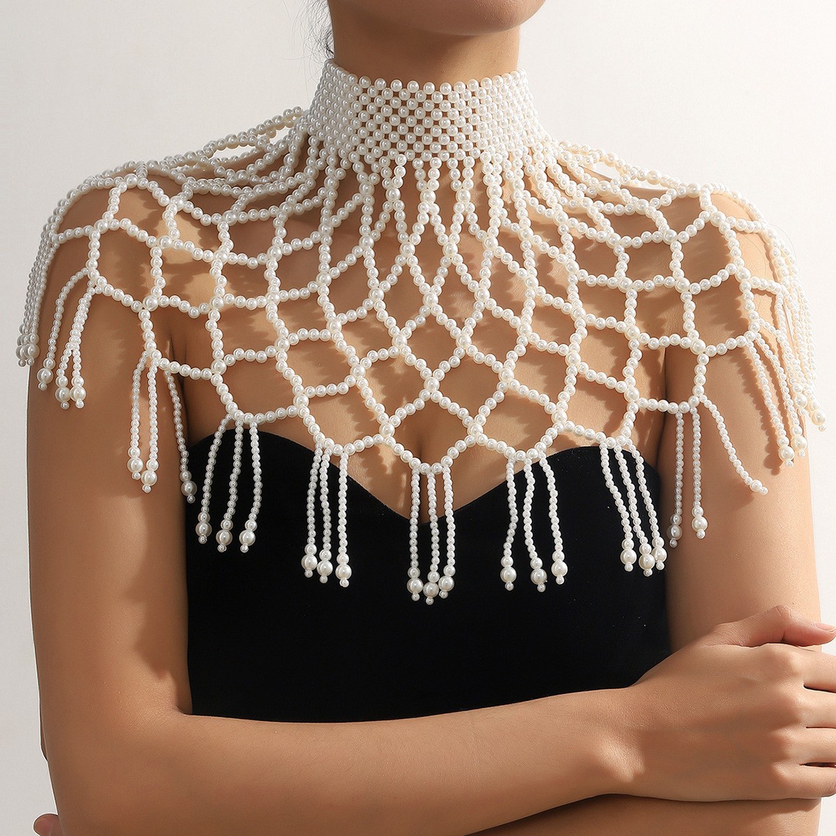 Joyas transfronterizas europeas y americanas cadena de cuerpo de perlas hueca creativa moda sexy chal de perlas borla cadena de pecho de alta calidad