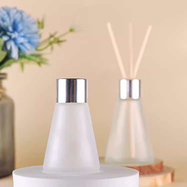 批发磨砂圆锥形香薰瓶带盖玻璃瓶分装空瓶螺口无火藤条香水瓶家用