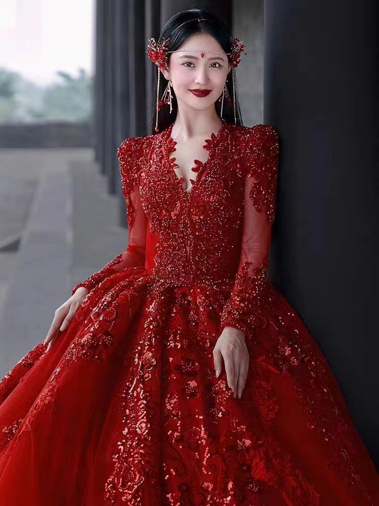 Red Wedding Dress 2023 New Style for Petite Brides, Long-Sleeve V-Neck Luxurious Heavy-Duty Train for Winter