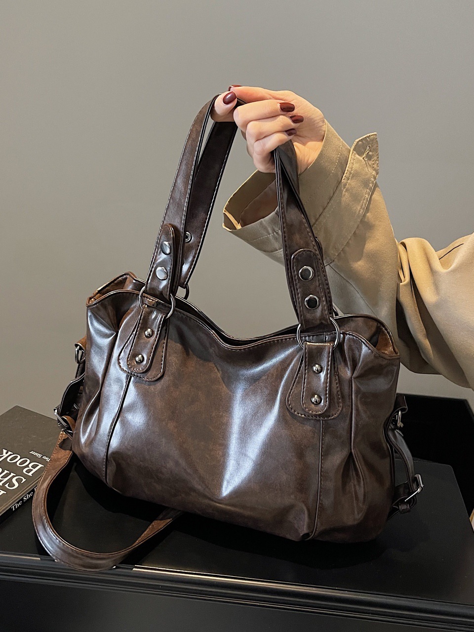 Polyurethane capacious retro solid color one-shoulder bag, universal shoulder bag