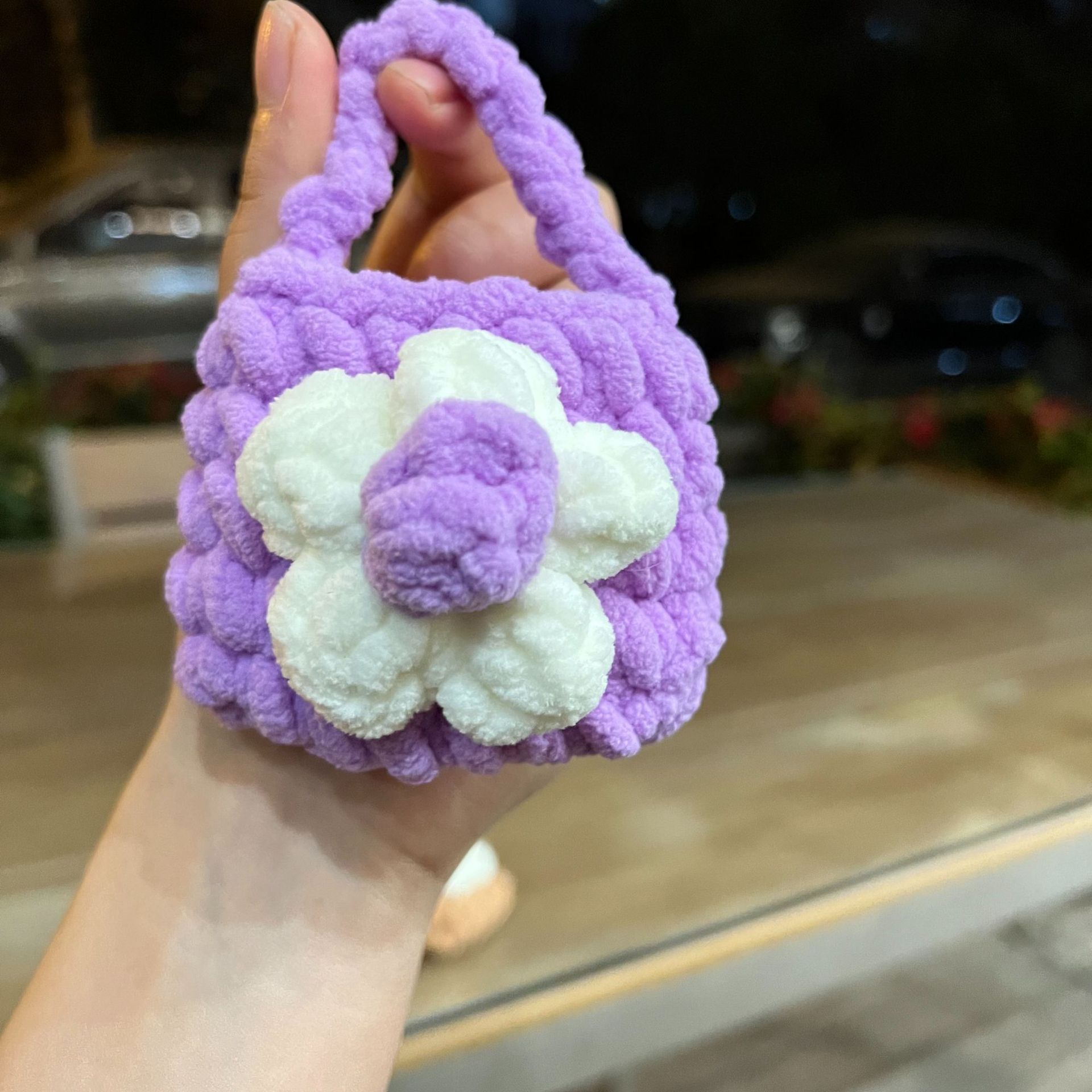 Bolsa morada + flor blanca + botón