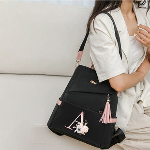 �ٴ���I��������p������Ů���ϰ�ͨ�ڰ��߼��и��ֵ�p�㱳��