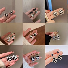 复古黑色小香风棋盘格爱心耳钉女气质高级感百搭耳环网红时尚耳饰