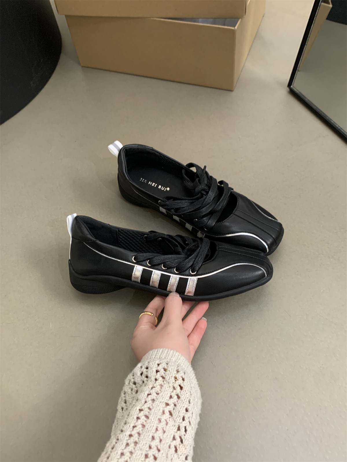 Zapatillas de ballet deportivas de diseño de nicho coreano para mujer 2025 nuevo estilo con cordones cruzados retro Mary Jane zapatos individuales