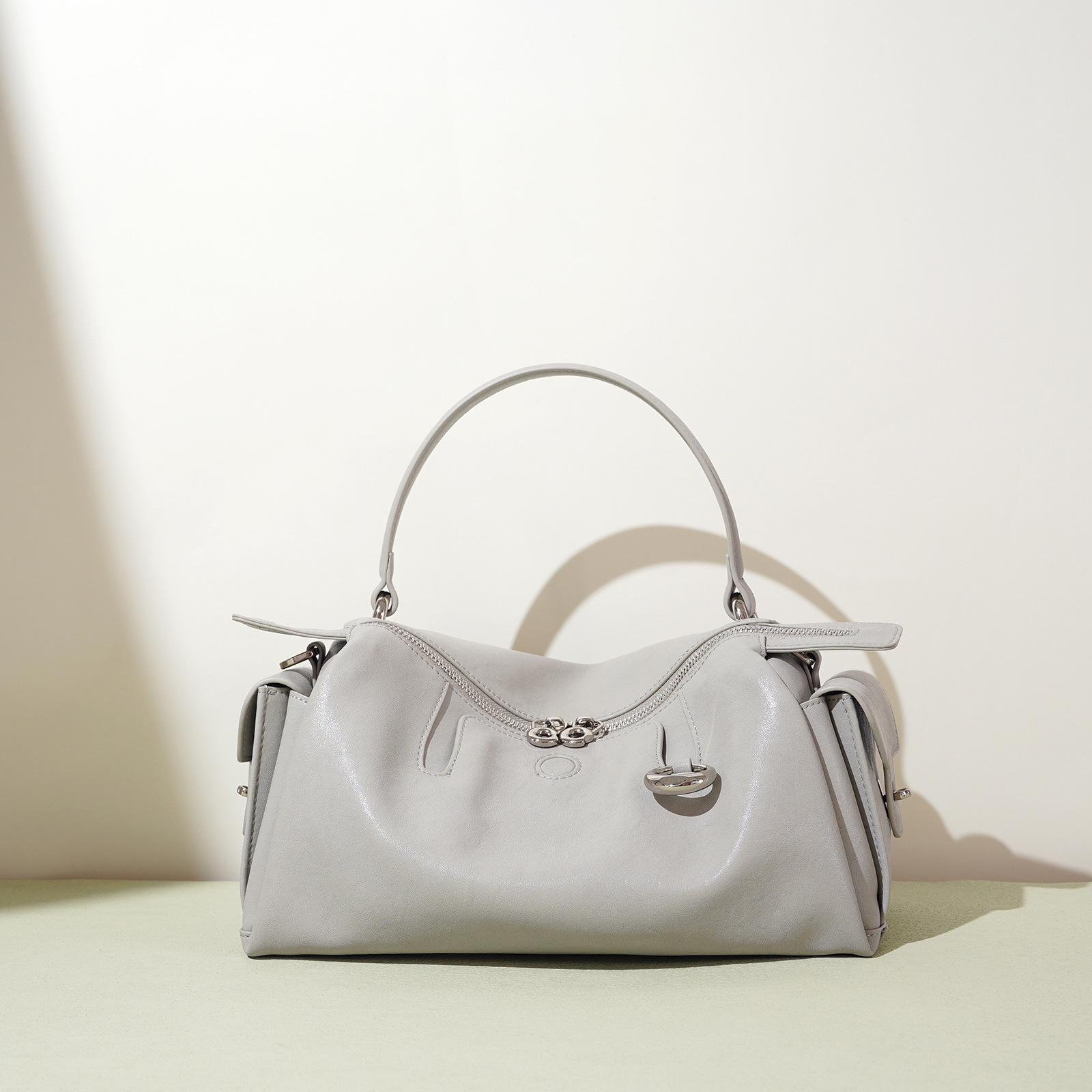 2025 nuevo bolso de cuero de gama alta de nicho bolso de almohada de viajero simple de moda bolso de mensajero de axila de textura mujer