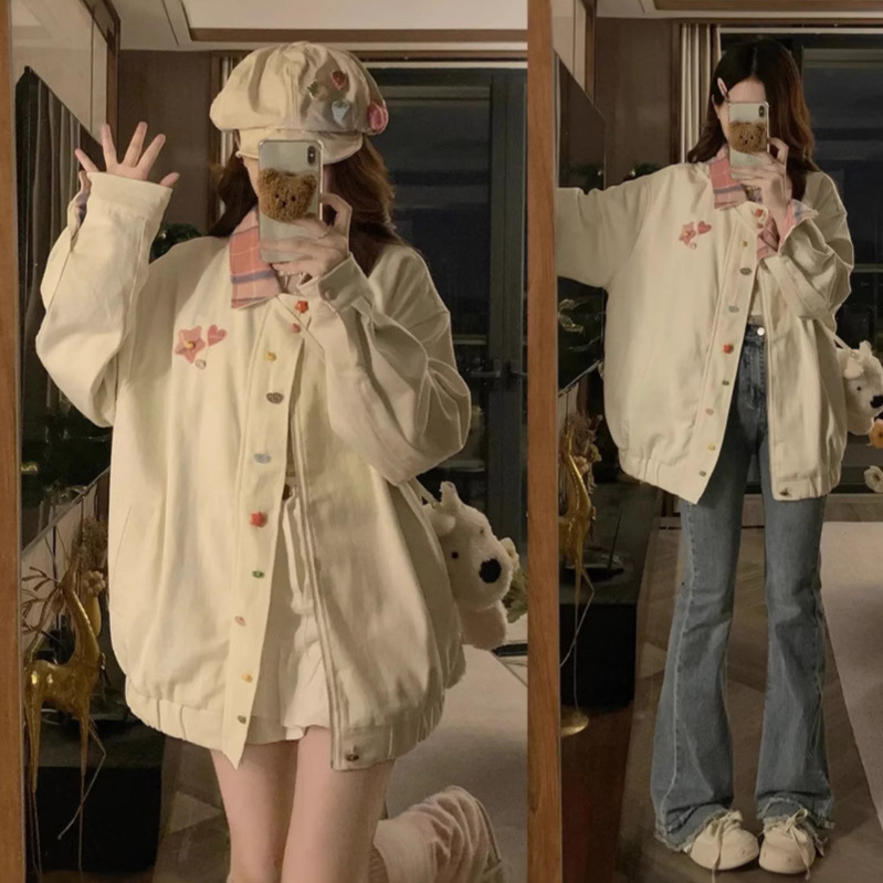 新しい甘さの格子が学生のコートをめくっています。女性2025春のinsデザイン感がゆったりしています。|undefined