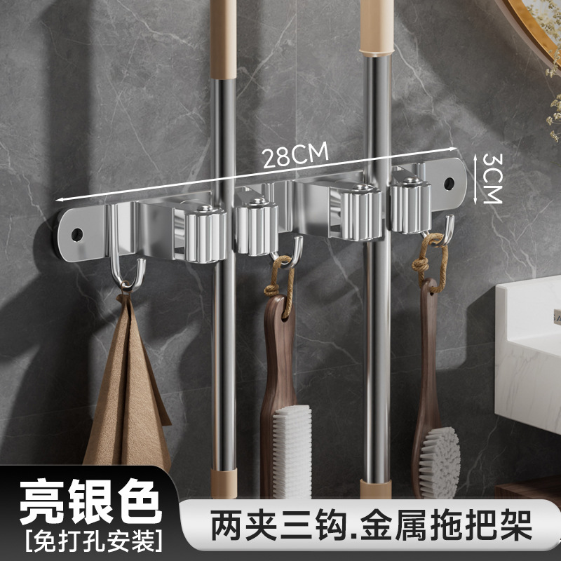 ステンレス製のモップを厚くして穴を開けない多機能モップをフックしてトイレのモップを収納します。|undefined