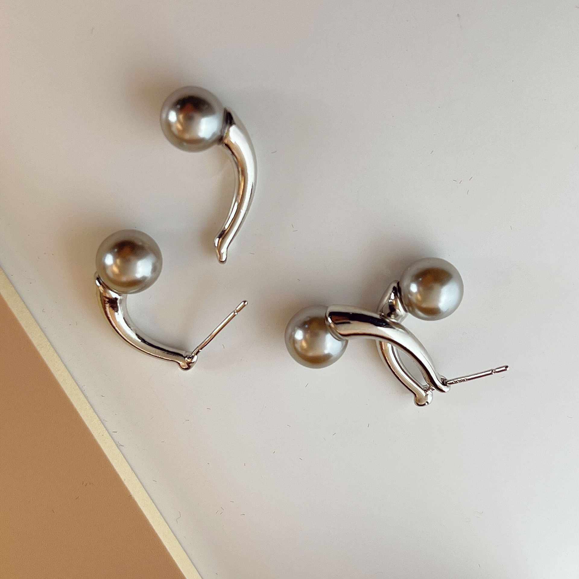 F3815A 앞뒤로 착용 가능한 그레이 진주 귀걸이