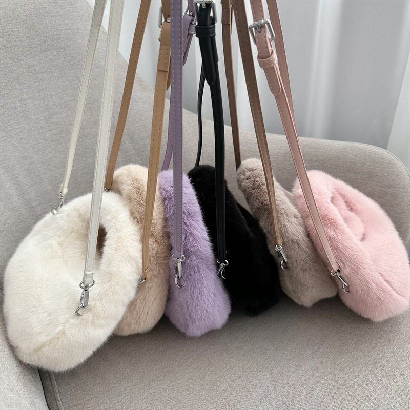 Borse da donna Nuova borsa a mano in peluche autunnale e invernale in visone da donna piccola borsa rotonda con logo tracolla a tracolla in rete borsa a forma di gnocco di celebrità_voghion.com