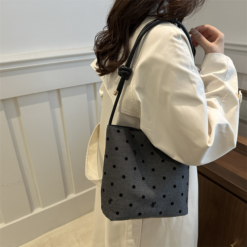 Bolsas de lona populares de este año para mujeres de gran capacidad 2024 nuevo estilo de otoño y invierno casuales bolsas de hombro mochila bolsas de cubo portátiles