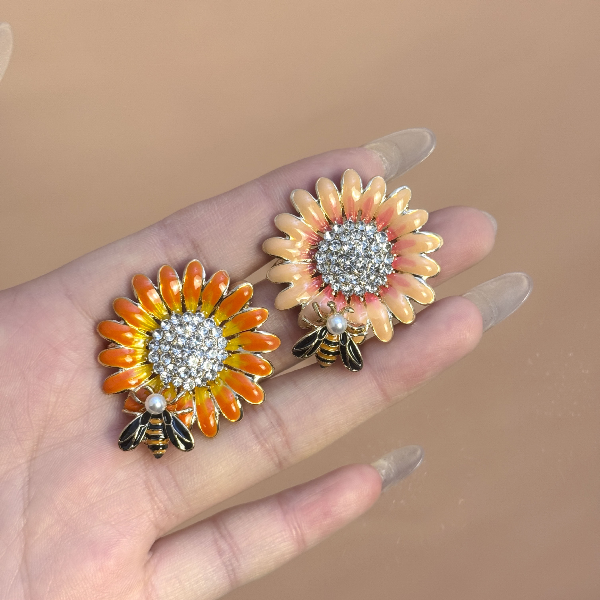 Enamel Sunflower Brooch, High-End Exquisite Bee Daisy Brooch for Women, Niche Design Pin, Suit Accessory