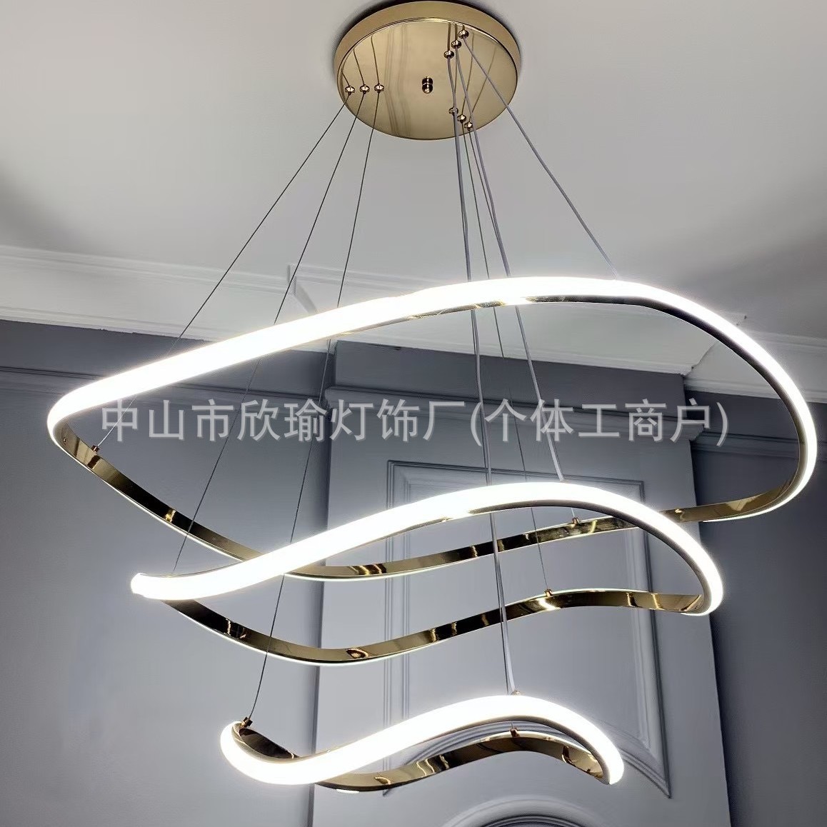 Landelier de restaurante moderno y simple atmósfera 2024 nuevo tipo de lámpara de escalera lujosa luz de alto nivel lámpara de mesa de cristal