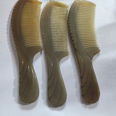 牛の角の彫刻の20の取っ手は黄色を結って家庭用の女性の長髪の抜け毛の静電気の逸品の贈り物の櫛を厚くします。