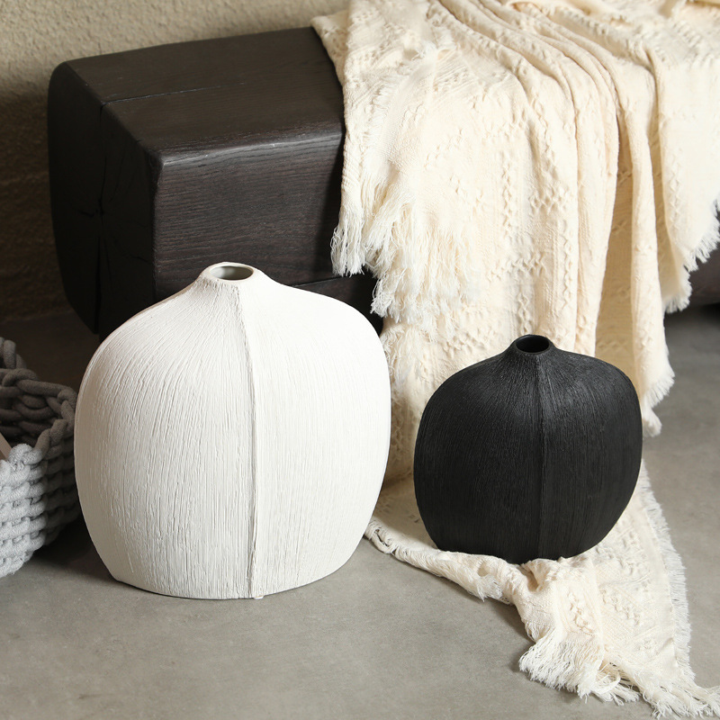 Florero de cerámica cepillado negro Wabiji moderno Adornos de flores de escritorio de alto valor de estilo ins arreglos florales de alto valor al por mayor