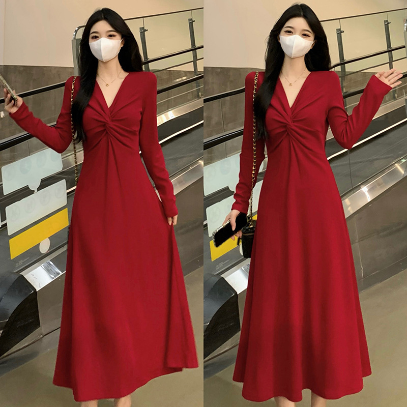 大きいサイズのフランスのワンピースの女性の秋はやせています。vネックは底の小さい黒いスカートを打ちます。|undefined