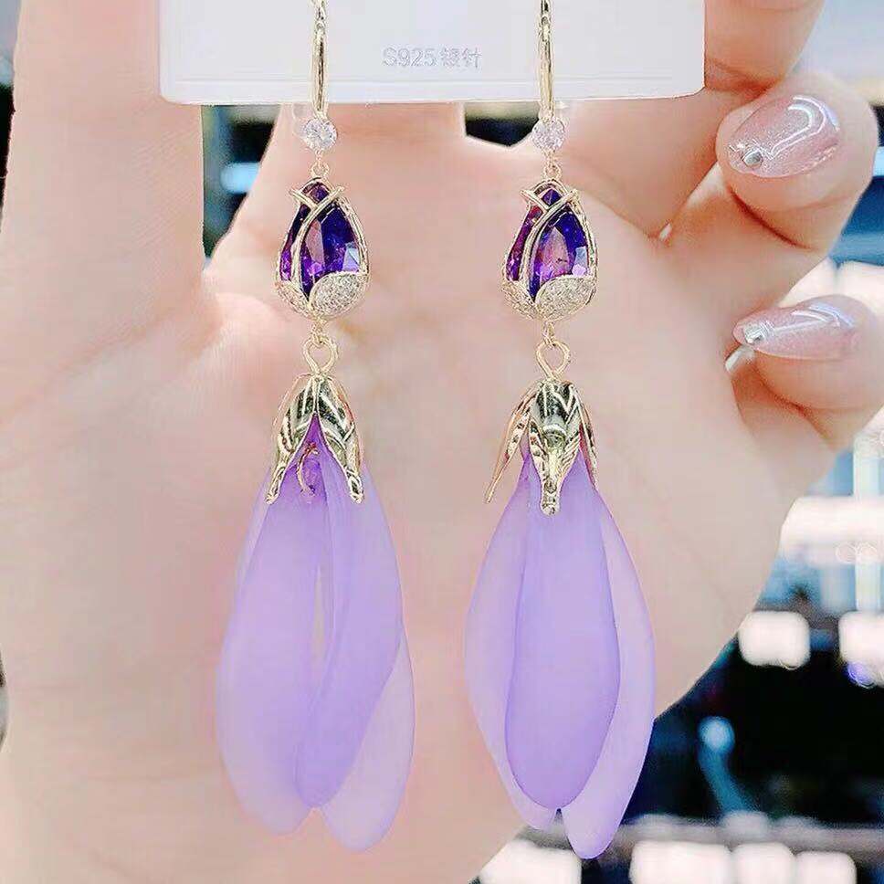 Fashionable long earrings